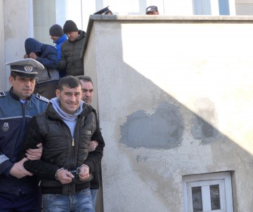 ARESTAŢI pentru mai multe furturi din maşini